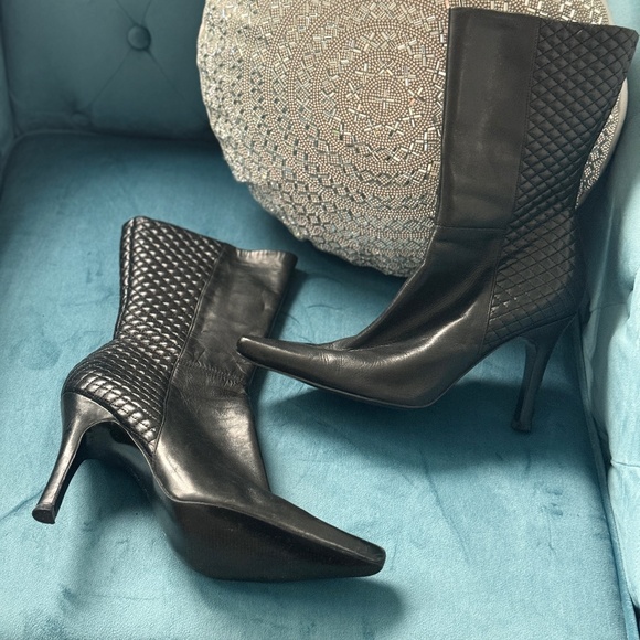 ONE TIME SALE !Nine West All LEATHER high ankle boot with Embossing--size 8- - Picture 1 of 5